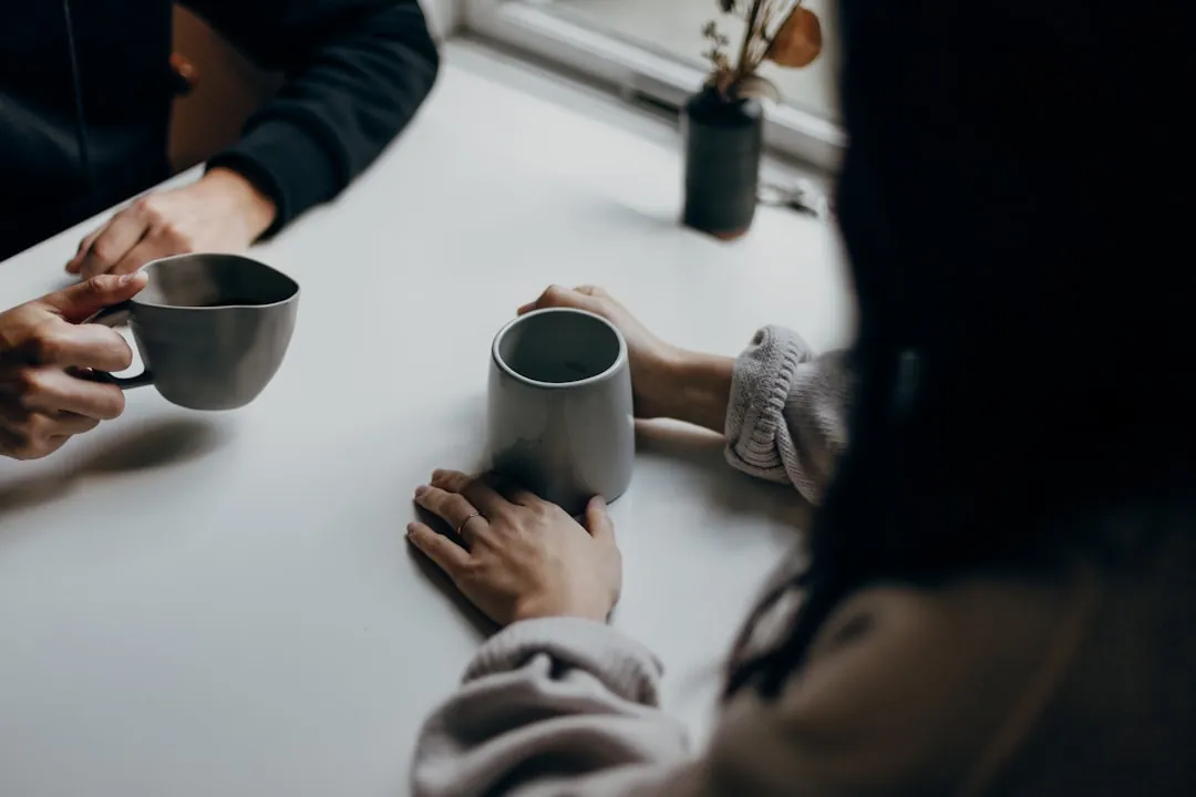 서로 다른 성향의 커플이 마주 보며 대화하는 모습 MBTI 사주 궁합의 보완 케미를 상징하는 이미지
